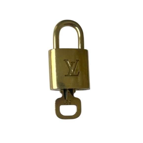 Louis Vuitton Lock and Key #321 EUC
Gold metal pad lock 🔐 - Picture 1 of 3